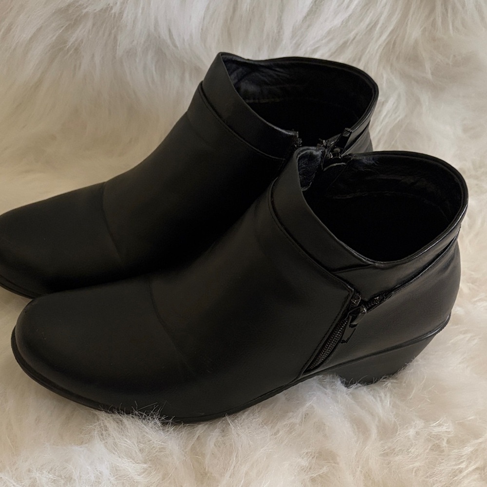 Aerocushion Black Ankle Boots